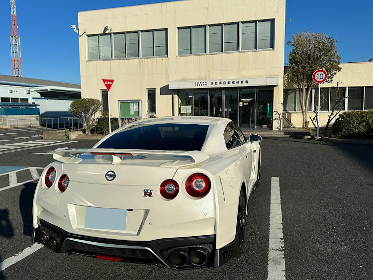 白のGTR R35の後ろ