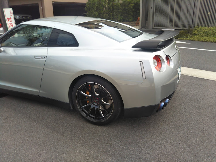 シルバーのMY08 GTR R35の後ろ