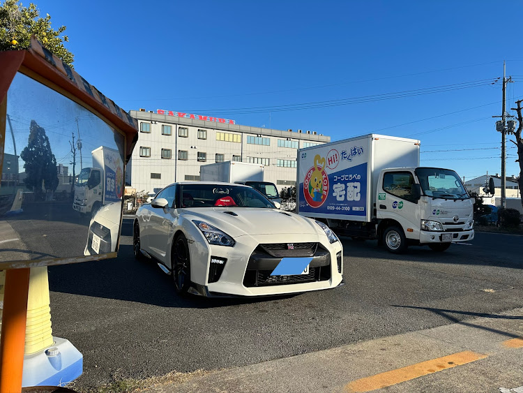 白のGTR R35の前