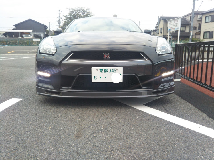 黒色のR35 GTRの正面