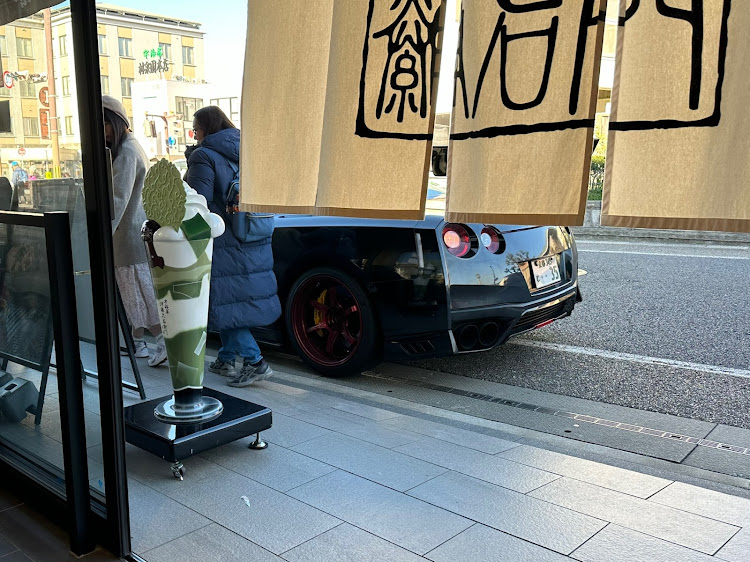 お菓子屋さんの前のGTR R35