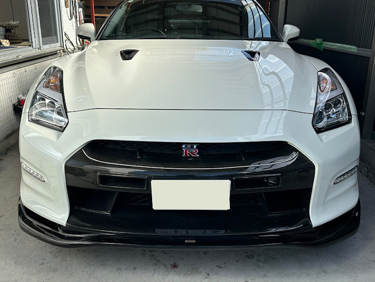 白のGTR R35正面