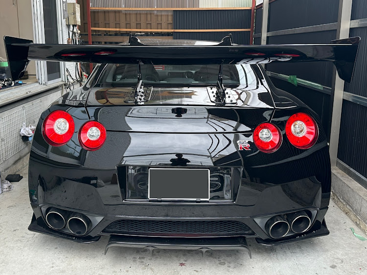 黒のリバティーウォークGTR R35の後ろ