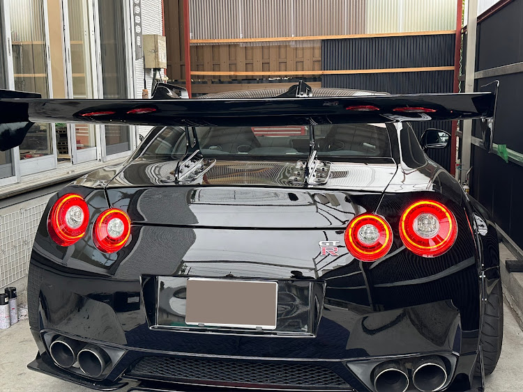 黒のリバティーウォークGTR R35の後ろ