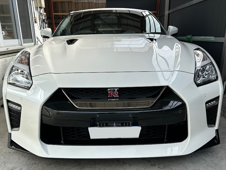 白のGTR R35の顔