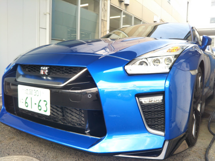 湾岸ブルーのGTR R35の正面