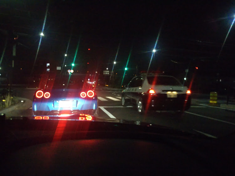 パトカーと並んだGTR R35