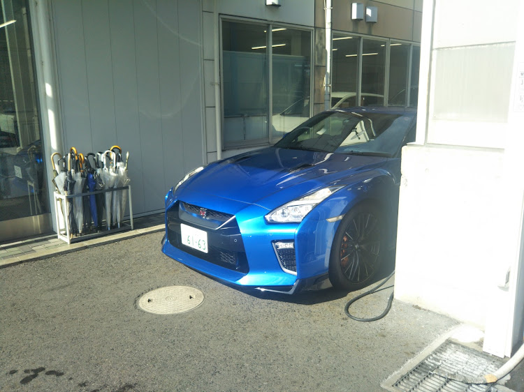 湾岸ブルーのGTR R35の正面