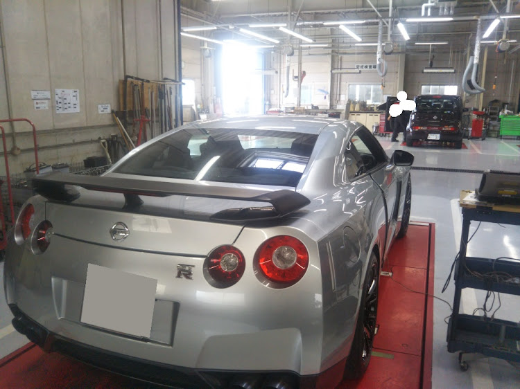 シルバーのGTR R35の後ろ