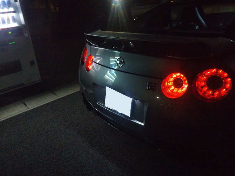 シルバーのGTR R35