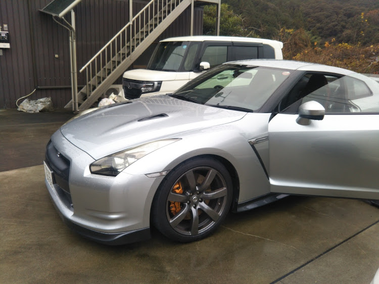 シルバーのGTR R35