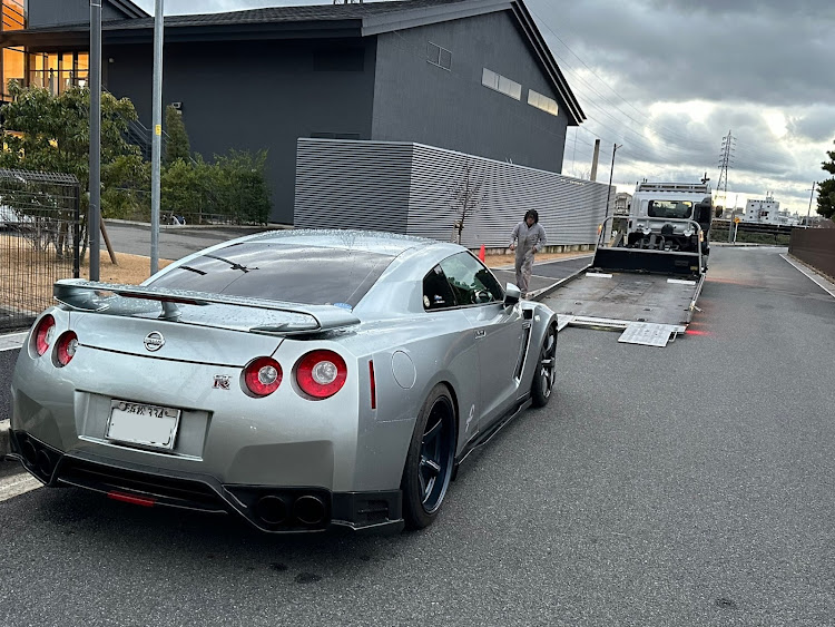 シルバーのGTR R35の後ろ