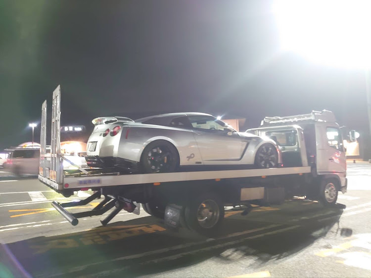 積載車に積まれたシルバーのGTR R35