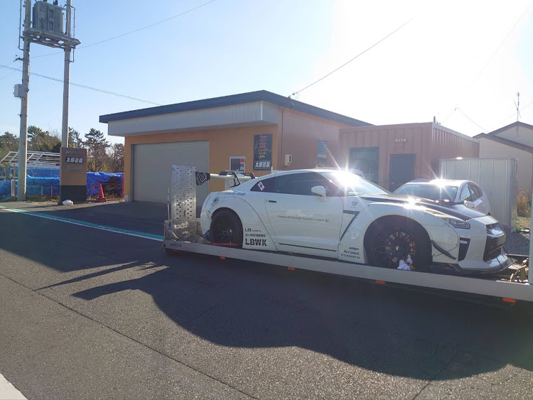 白のリバティウォークのGTR R35