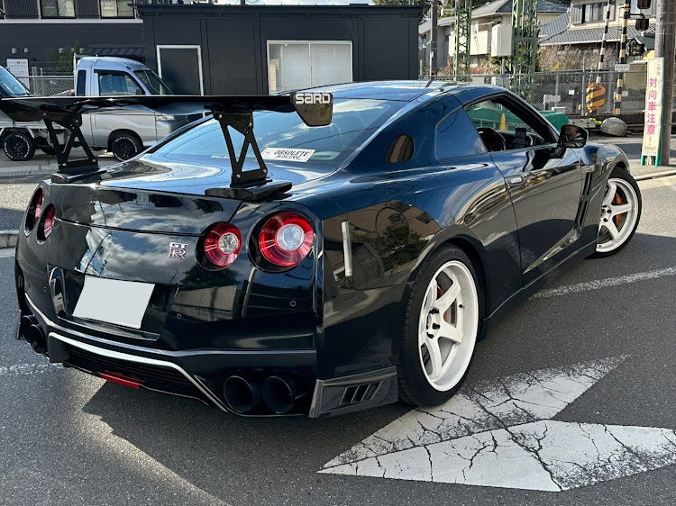 黒のGTR R35の後ろ