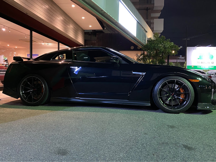 黒色のGTR R35の真横