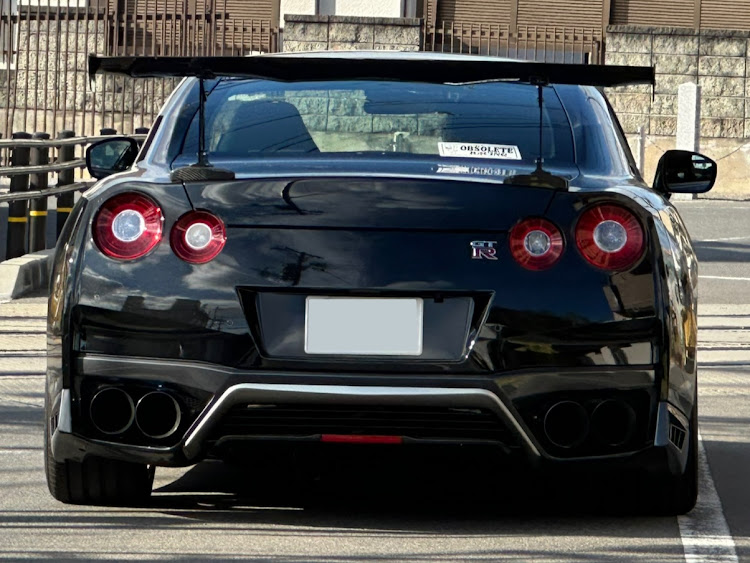 黒の後期仕様のGTR R35